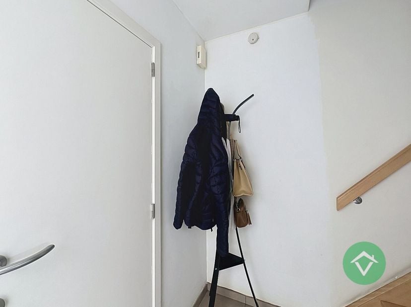 Bent u op zoek naar een instapklare en energiezuinige woning op een vlotte locatie? Deze recente gezinswoning in de Stationsstraat te Eernegem combine