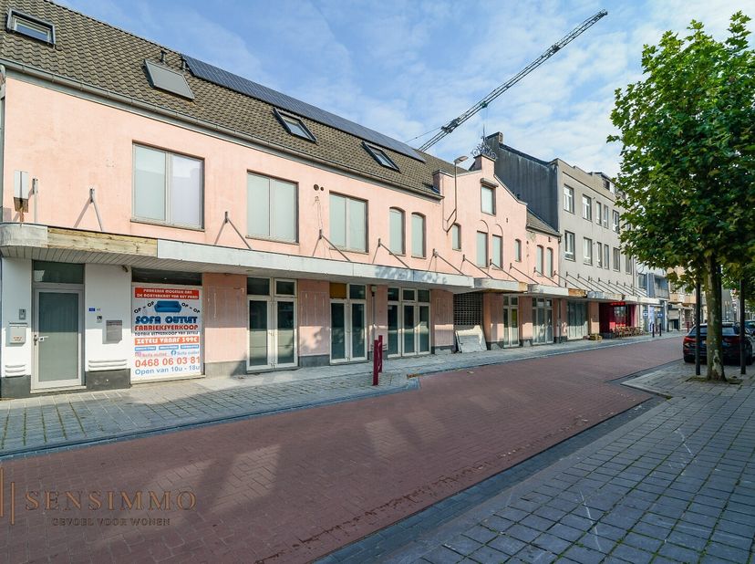 Gelegen pal in het centrum van Maasmechelen vindt u deze indrukwekkende handelsruimte met een bruikbare vloeroppervlakte van maar liefst 1.457 m². Dan
