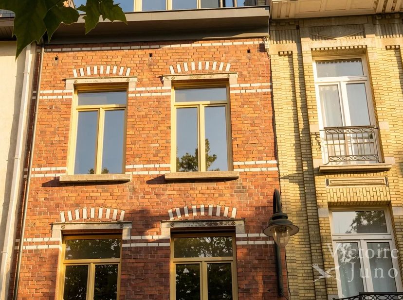 Victoire-Junot stelt u met plezier deze prachtige nieuwe duplex met twee slaapkamers voor, gelegen in een kleinschalig, volledig gerenoveerd gebouw, i