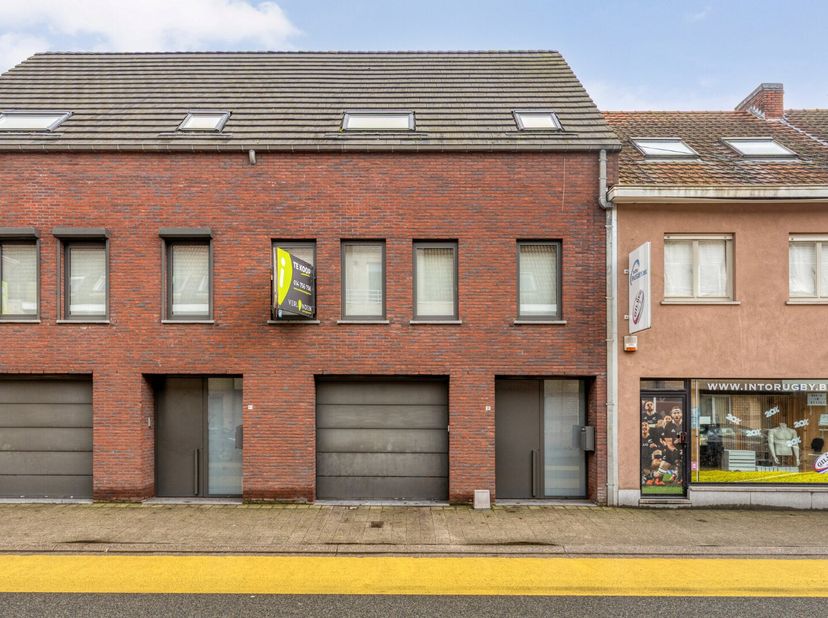 Deze ruime bel-etagewoning bevindt zich in het hart van Retie, op een steenworp afstand van de kerk, supermarkten, het openbaar vervoer en het levendi