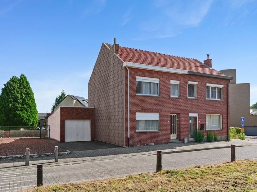 Bent u op zoek naar een woning met karakter en tal van mogelijkheden om uw eigen woonverhaal te schrijven? Dan is deze halfopen bebouwing aan de OLV t