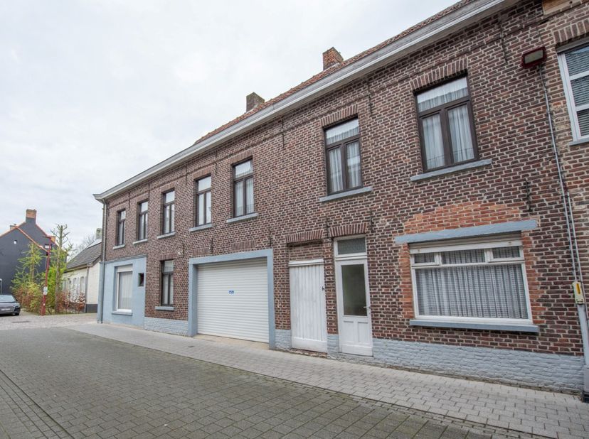 Gelegen in een rustige zijstraat van de markt van Ruiselede. <br />
<br />
Deze eengezinswoning met kantoorfunctie is ideaal voor zelfstandigen, vrije