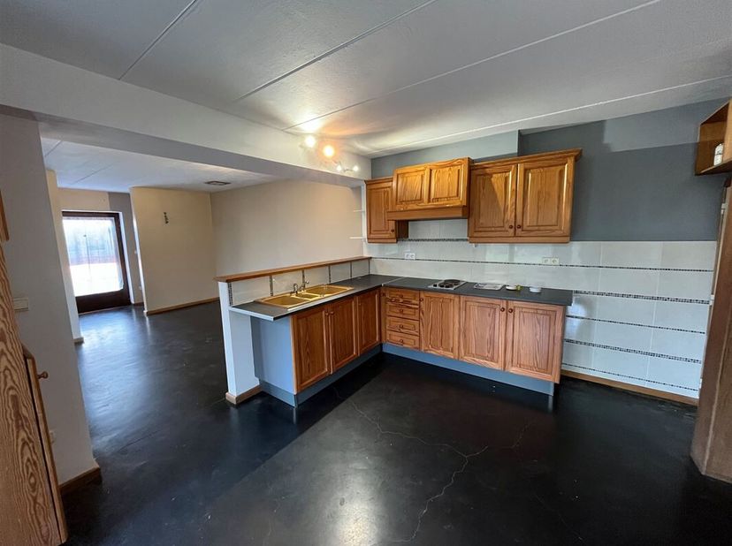 Appartement met 1 slaapkamer en tuin in het hart van het dorp Pipaix.<br />
De woning bestaat uit een woonkamer die uitkomt op een keuken (+/-32 m²),