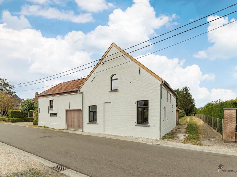 Authentieke vierkantshoeve met luxueuze afwerking in groene omgeving<br />
Op een rustige locatie bevindt zich deze prachtig gerenoveerde vierkantsho