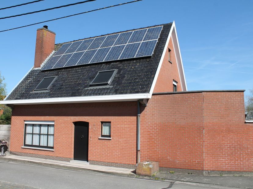 Alleenstaande woning met aangename en volledig omheinde tuin.<br />
Er is een grote vrijstaande garage (ca 32m²) en een tuinpoortje als uitweg voor fi