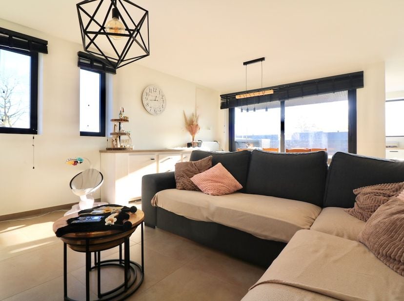 Bent u op zoek naar een instapklaar appartement of een interessante vastgoedinvestering? Dan is dit moderne 2-slaapkamerappartement in Adegem zeker ee