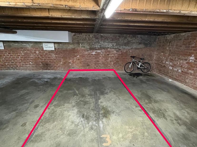 Easyhome vous propose cet emplacement de parking en sous-sol d'immeuble idéalement situé Rue Xavier de Bue 16 à Uccle.<br />
Ce bien offre une solutio