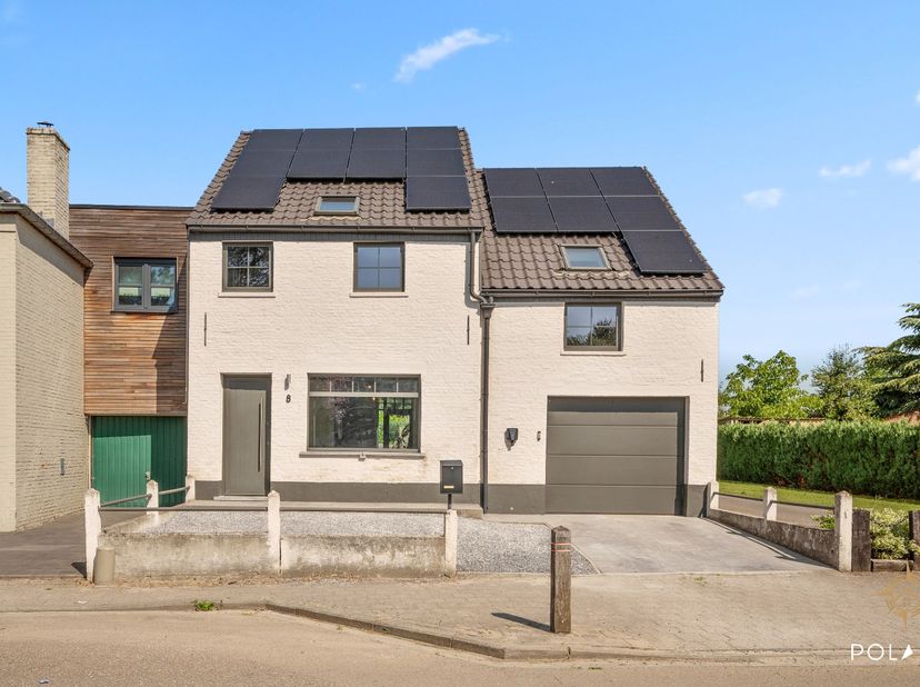 Op een gegeerde locatie nabij het centrum van Aarschot biedt Polares deze smaakvol gerenoveerde gezinswoning aan met 3 slaapkamers, garage, twee priva