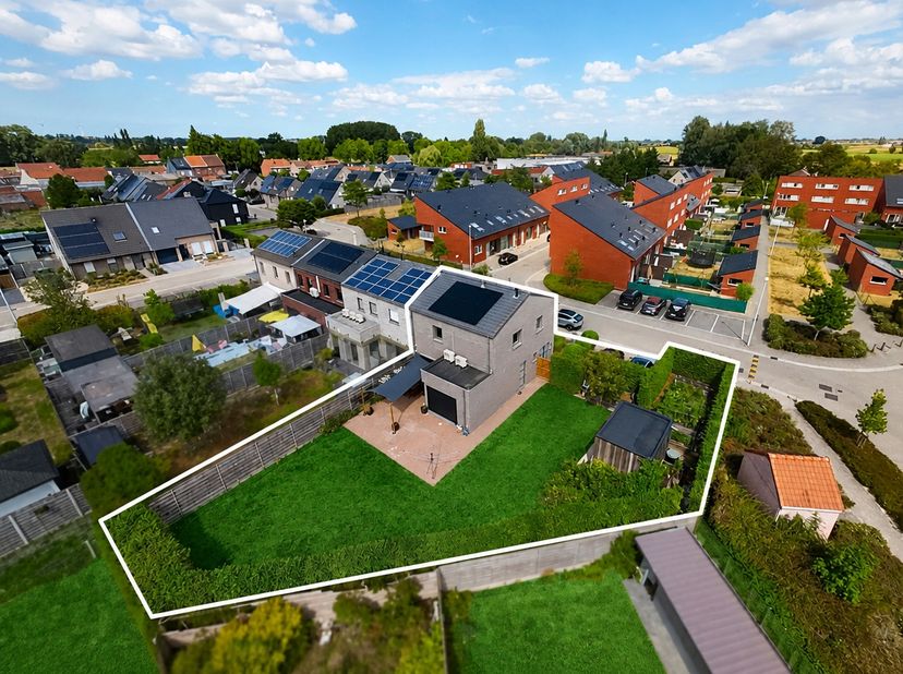 Deze instapklare halfopen woning, gebouwd in 2010, combineert ruimte, comfort en een praktische indeling. De woning beschikt over 3 slaapkamers, een d