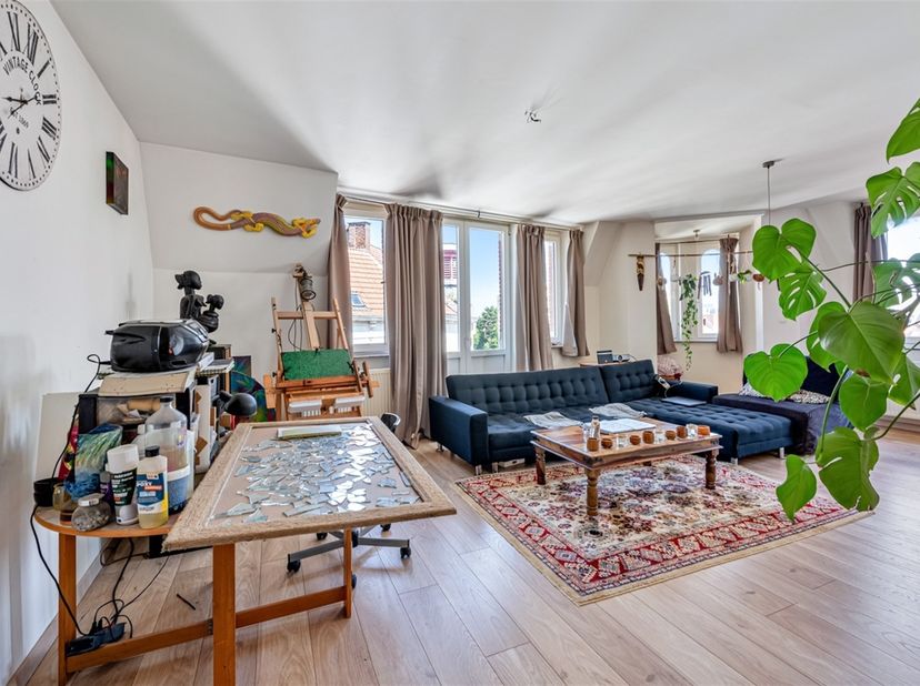 Bent u op zoek naar een appartement met potentieel op een centrale ligging in Aalst? Dan is dit appartement op de tweede verdieping zeker het ontdekke