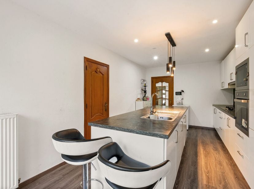 Cette maison mitoyenne (avec vue sur une construction semi-ouverte) a été entièrement rénovée en 2019 par les anciens propriétaires et est prête à êtr