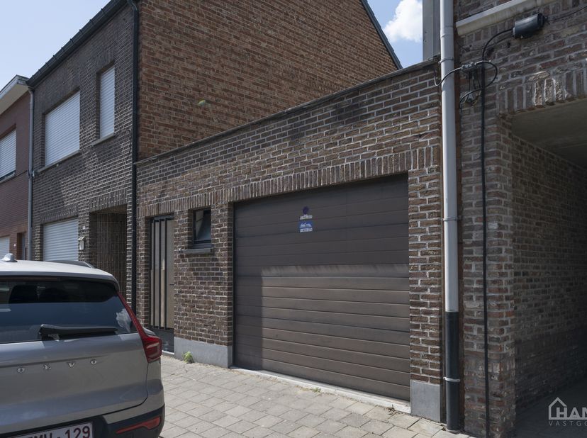 Deze instapklare woning omvat: Inkomhal; apart toilet; leefruimte; volledig geïnstalleerde keuken met kasten, kookplaat, vaatwasser, oven, koelkast en