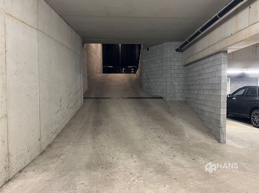 Goed gelegen autostaanplaats in 2060 Antwerpen vlakbij Park Spoor Noord. De garage valt te betreden via een automatische poort. Voor heel ons aanbod o