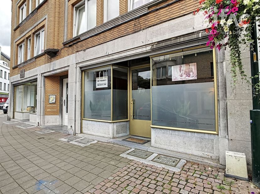 Espace commercial très bien situé dans le centre de Tervuren !<br />
<br />
Local commercial comprenant : Salle d'exposition (35m²) avec une hauteur