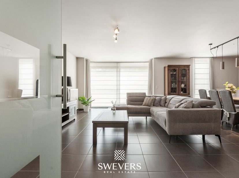 Voor meer info en foto’s, surf naar www.swevers.be –  Dit gelijkvloers appartement van 97 m² aan de Harmoniestraat in Beringen ligt op wandelafstand v