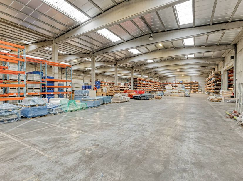 Logistiek magazijnruimte met een oppervlakte van ca. 2.850 m², gelegen in de industriezone Herdersbrug.<br />
<br />
Voorzieningen:<br />
- Vrije hoog
