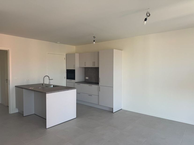 Prachtig nieuwbouwappartement met twee slaapkamers, autostaanplaats, kelderberging en een ruim terras op een toplocatie!<br />
Ligging:<br />
Dit appa