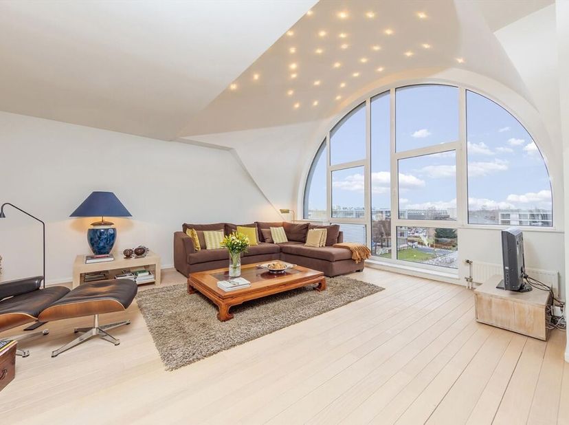 In het centrum van Tienen, met een vlotte verbinding met de E40, ligt dit prestigieus duplex appartement op de bovenste verdieping (4de en 5de) van r