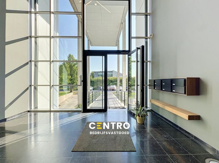 Benaderende OPPERVLAKTEN:<br />
Constructie - bewoonbare oppervlakten<br />
Kantoor:&amp;nbsp; 62,12&amp;nbsp;m²<br />
Gemeenschappelijke vergaderruimten: 19,