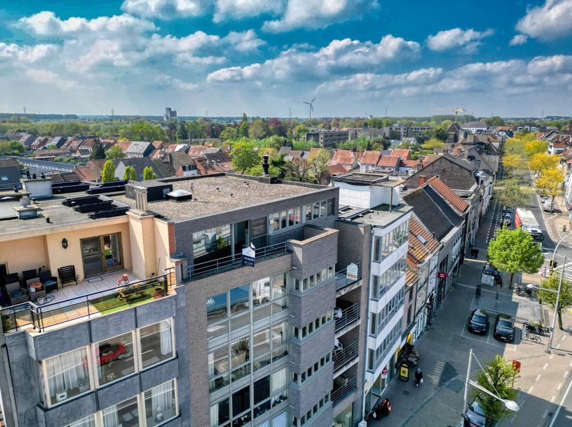 Dit verzorgd en instapklaar appartement bevindt zich op een uitstekende locatie, pal op de markt van Eeklo. Dankzij deze centrale ligging geniet je va
