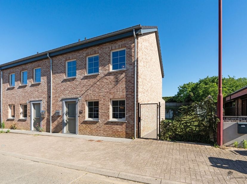 Op zoek naar een recente en energiezuinige gezinswoning met alle comfort? Deze halfopen bebouwing uit 2020 is gelegen op een perceel van 321 m² en com