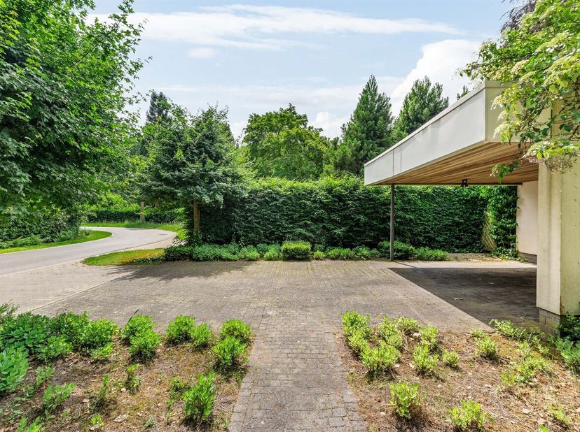 Nazarethdreef 9 te Schilde | Karaktervolle te renoveren villa met unieke architectuur en aangelegde tuin <br />
Deze te renoveren villa is gelegen op