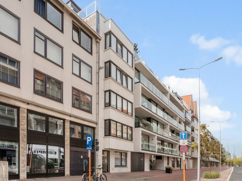 Knokke: Te renoveren gelijkvloers appartement te koop met 1 slaapkamer op toplocatie in de Paul Parmentierlaan.Bent u op zoek naar een appartement dat