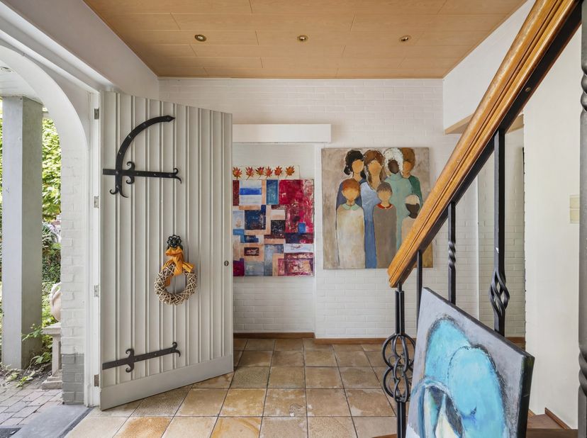 In een rustige woonwijk vlak bij het bruisende centrum staat deze charmante woning met een unieke, romantische ziel. Omringd door een prachtig bloeien