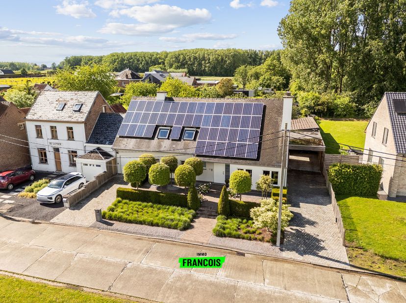 Dans le calme dOombergen, section de Zottegem, se trouve cette élégante et spacieuse villa offrant de nombreuses prestations de grande qualité. Grâce