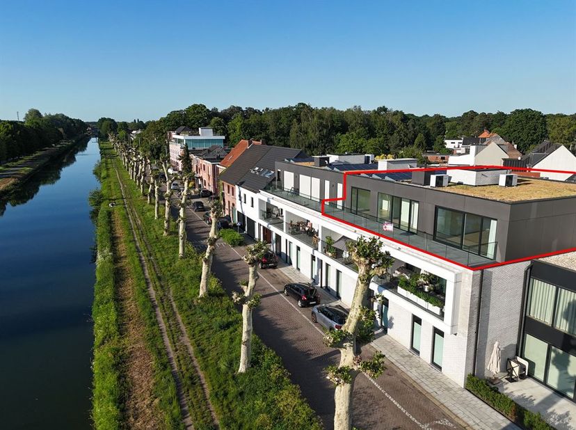 Penthouse nouvellement construit avec vue sur le canal<br />
<br />
* Aménagement : spacieux séjour sur parquet avec vue sur le canal, portes coulis