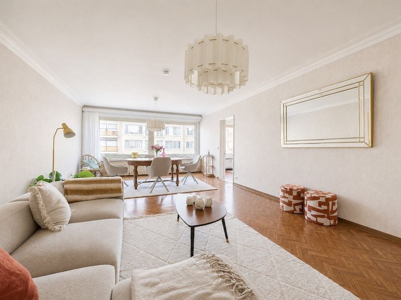 Bent u op zoek naar een ruim 2-slaapkamer appartement (93m²) met een groot terras (12m²) in een goed onderhouden gebouw? Hecht u veel belang aan een v