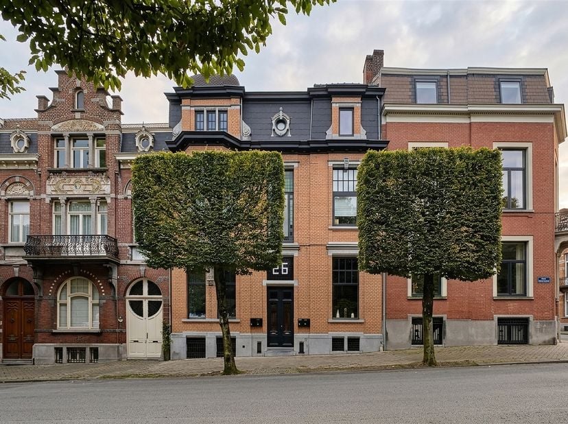 Laissez-vous séduire par ce duplex unique, niché au dernier étage d`un immeuble de caractère. Dès le seuil franchi, lélégance et la sérénité s`imposen
