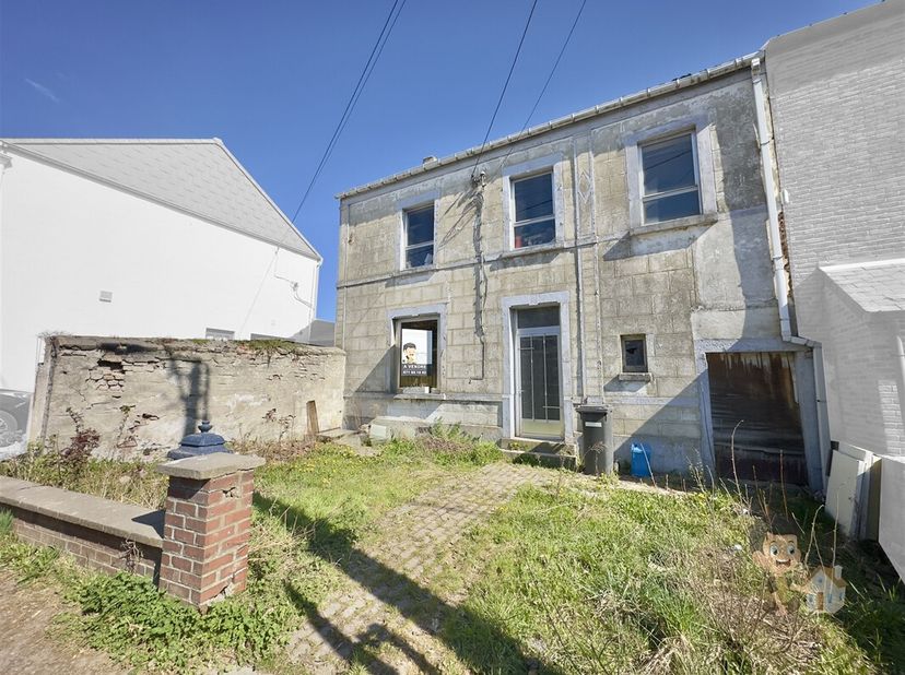 MAISON À RÉNOVER  GROS POTENTIEL !<br />
Situation idéale dans un quartier calme et accessible<br />
Superficie habitable : 106 m²<br />
Terrain total