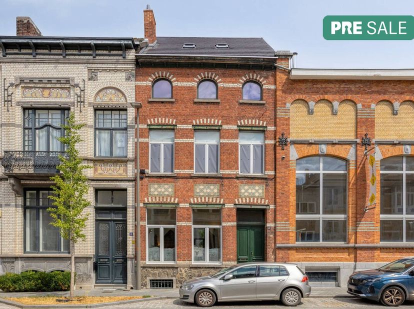De woning is gelegen aan de Stationlei, op een steenworp afstand van het bruisende centrum van Vilvoorde. Op wandelafstand van het station van Vilvoor