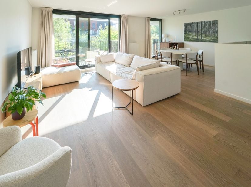 Dit instapklare gelijkvloers appartement is gelegen in de aangename en groene residentie Leiemeersen. Hier woon je in alle rust, terwijl je toch genie