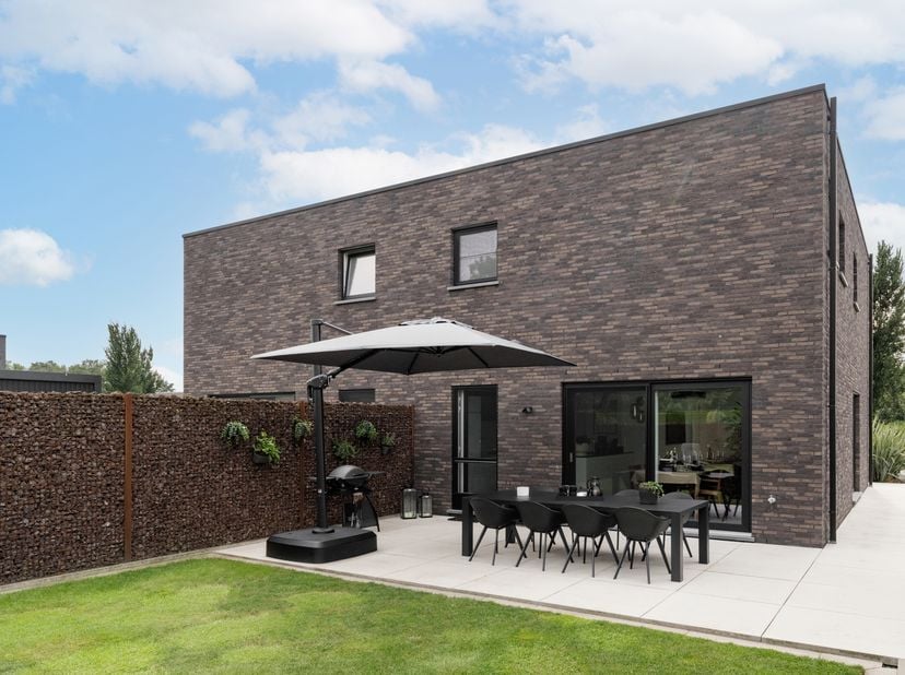 Ben jij op zoek naar een gezinswoning op een rustige locatie? Dan hebben wij gevonden wat jij zoekt!<br />
Let op: deze woning wordt gemeubileerd verh