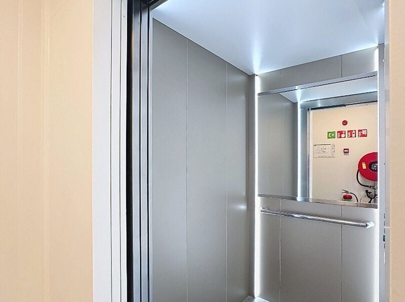 Dit ruim lichtrijke appartement is gelegen in het centrum van Gistel en biedt alle comfort voor een gezin. Met 3 slaapkamers en een bewoonbare oppervl