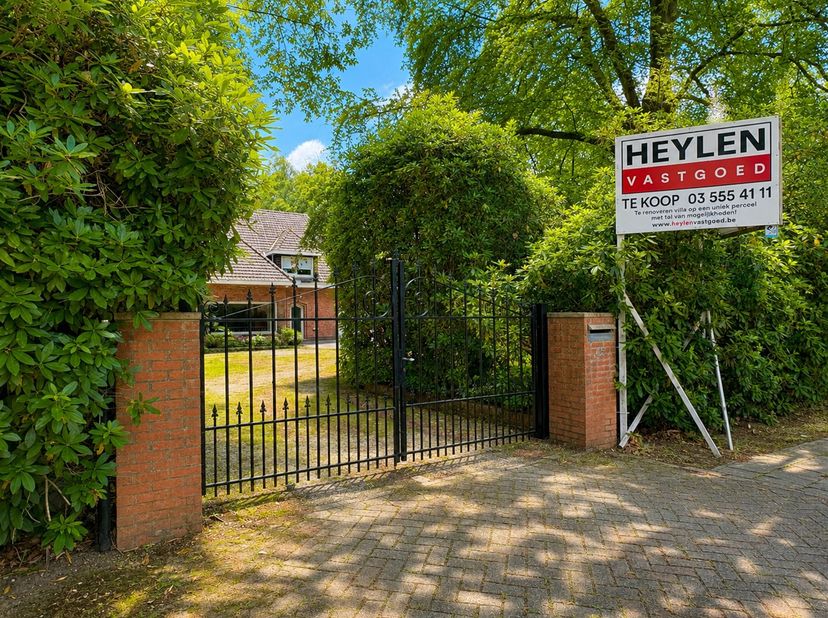 Maison à rénover à Brasschaat sur un grand terrain de 5.300m²<br />
<br />
Dans un excellent emplacement à Brasschaat, au Max Hermanlei 45, cette sp