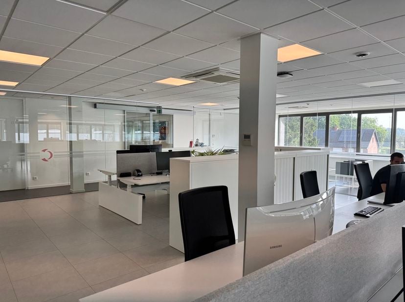 DG Real Estate vous propose à la location cet espace de bureaux prêt à l'emploi d'environ 400 m², situé au 34 Dikberd à Herentals.<br />
Les bureaux s