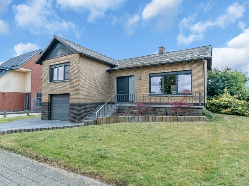 Deze verzorgde splitlevelwoning met 3 slaapkamers is gelegen op een mooi perceel van maar liefst 8A 85CA en combineert een aangename woonomgeving met