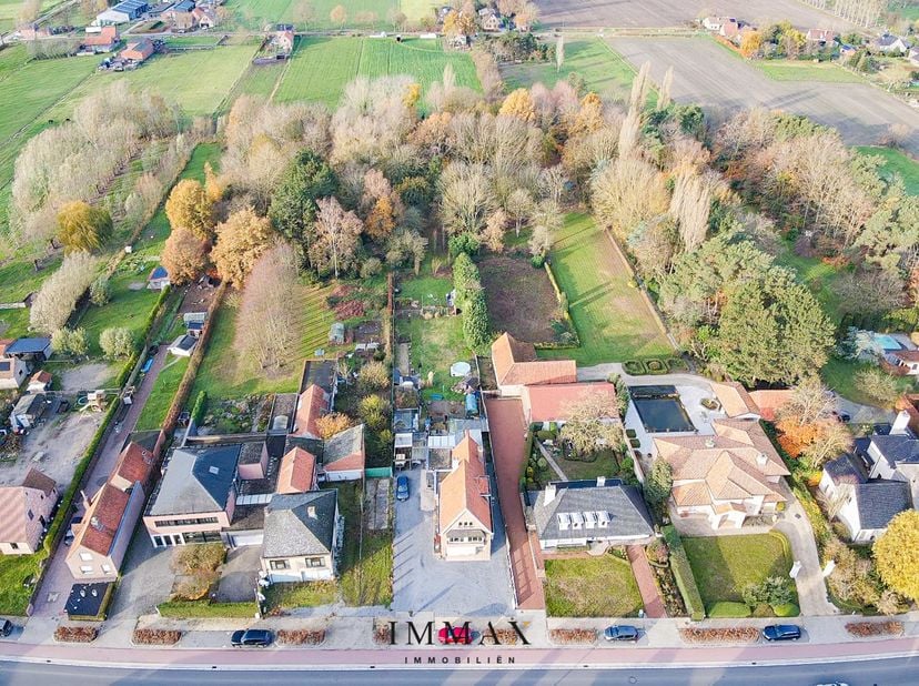 Cette construction ouverte sur un terrain exceptionnellement spacieux de 2 636 m² offre de nombreuses possibilités à ceux qui recherchent de l'espace,