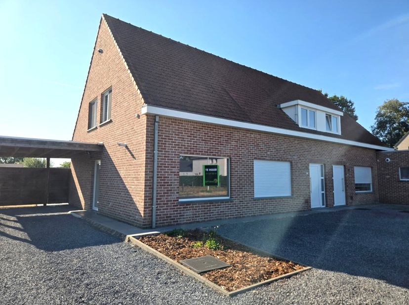 Deze verzorgde halfopen woning, gelegen in de Oude Weg 113 te 9870 Zulte, combineert een rustige ligging met een vlotte bereikbaarheid. Dankzij het gu