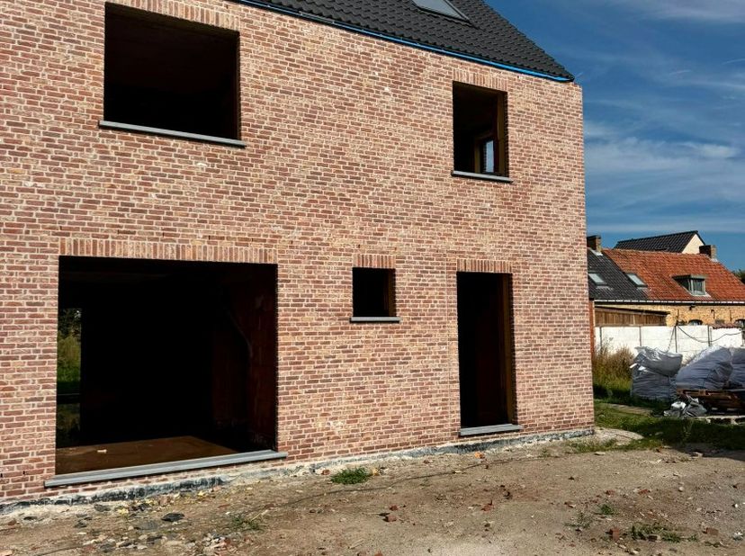 Rond de Mokkerkapel worden drie moderne BEN-woningen gebouwd op een toplocatie, op wandelafstand van scholen, winkels en openbaar vervoer. De woningen