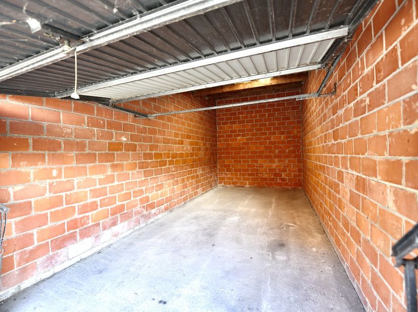 De centrale ligging en de grote vraag op die locatie naar degelijke garages te huur maakt deze eigendom heel attractief voor vastgoedbeleggers die een