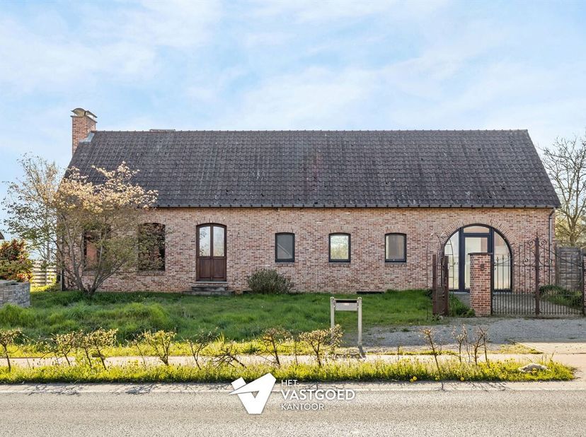 Zeer ruime woning met tal van mogelijkheden op breed perceel van 15are in Koersel.<br />
Belangrijkste troeven: <br />
- Centrale ligging<br />
- Kwal