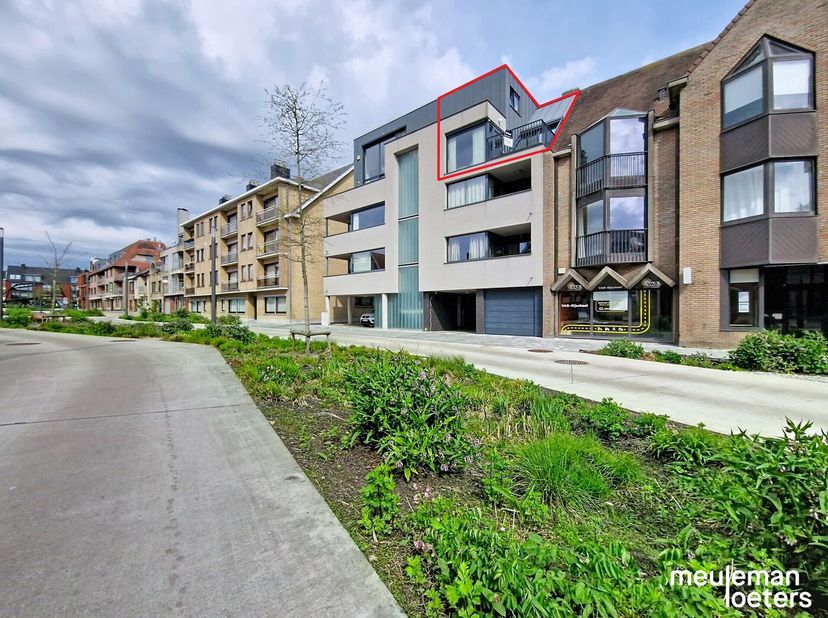 Cet spacieux appartement duplex bénéficie d’un emplacement extrêmement central dans le centre commercial d’Oostkamp.<br />
<br />
La disposition de ce
