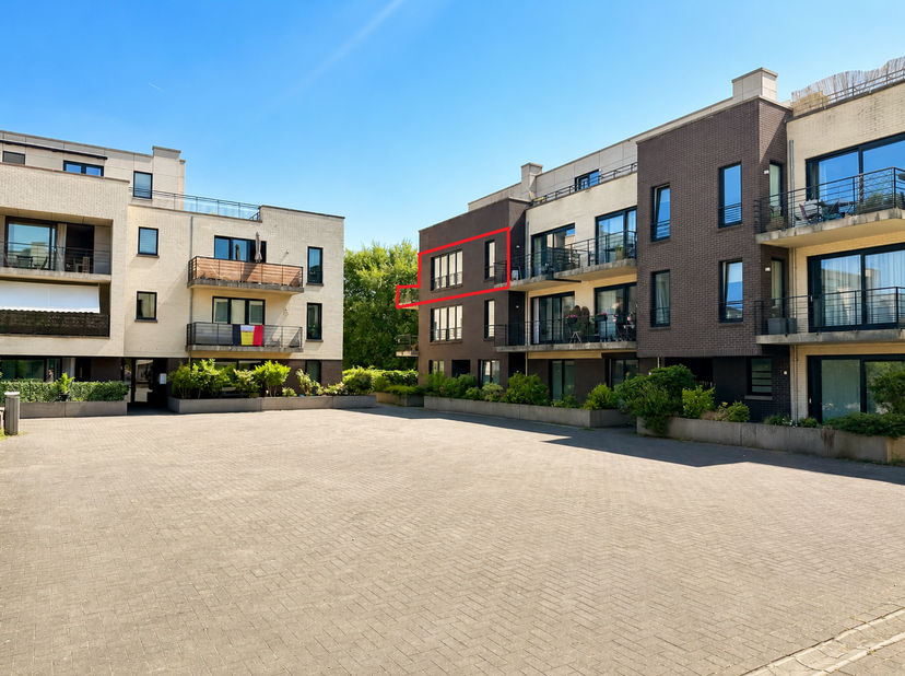 Situation et informations générales<br />
Petite copropriété de 3 étages s'ouvrant sur la place piétonne<br />
Situation aisée au coeur de Gembloux <b