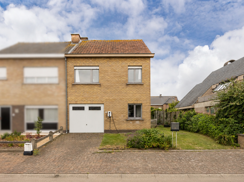 Deze ruime en praktische woning geniet van een centrale ligging, op fietsafstand van het centrum van Deinze. Winkels, scholen, openbaar vervoer en and