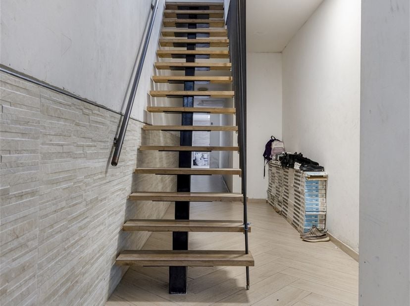 Gerenoveerd handelshuis met 4 tot 6 slaapkamers en zonnige tuin interessant voor zowel gezinnen als investeerders!<br />
Dit is een adviesprijs<br />