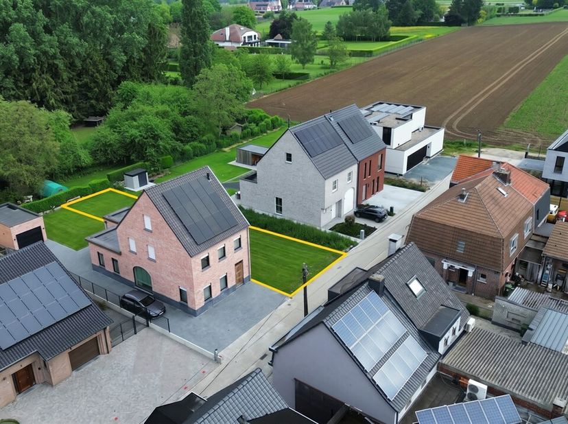 Ontdek deze uitzonderlijke bouwgrond in de Torenstraat te Baardegem  rustig gelegen in een doodlopende straat. De grond biedt een prachtig uitzicht op